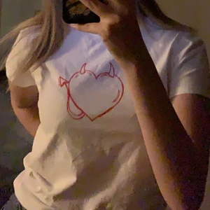 Brandy Melville T-shirt strl XS-S - Vit T-shirt från Brandy Melville i storlek XS-S