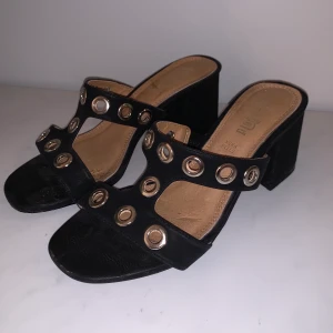 Klackar - Snygga klackar köpta i Milano från Vera Pelle. Endast använda 1 gång. Passar storlek 37. Nypris 600kr. Vid leverans står köparen för frakten.