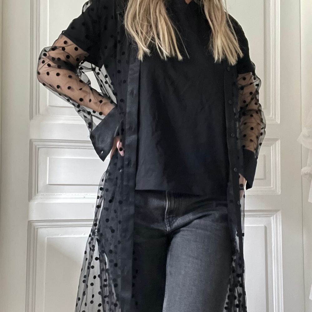 Superfin genomskinlig klänning/cardigan med prickar på från Zara! Den används tyvärr inte av mig. Aldrig använt så nyskick. Den är köpt begagnad av mig men prislappen är kvar så förra ägaren har aldrig använt den heller. Köparen står för frakten som tillkommer 💖. Klänningar.