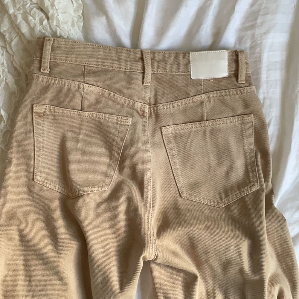 Jättesnygga jeans i modellen ACE från Weekday i storlek W 26 L 30 (motsvarar ungefär en storlek S, jag är 167 cm). Jag upplever inte att jag passar så bra i beige så det är därför jag säljer dem. Använts kanske 5 gånger totalt så väldigt fint skick. Köparen står för frakten som tillkommer 💖. Jeans & Byxor.