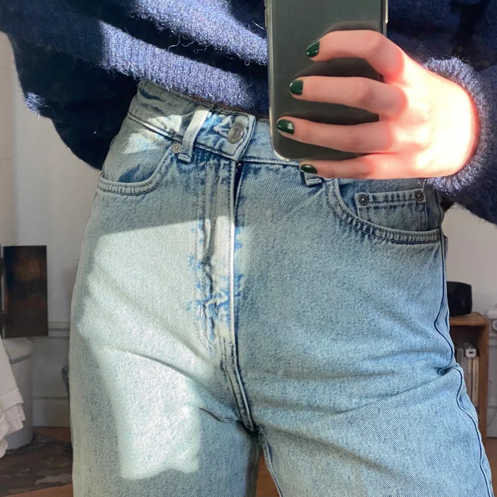 Kom och köp!! Världens finaste acid wash jeans från Weekday. Sparsamt använda då de är lite för små för mig. Men passformen är ju otrolig och de är i utmärkt skick. Jag är 164 cm!! Skriv om ni undrar något!👖👖👖. Jeans & Byxor.