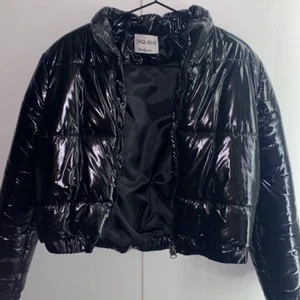 Glans puffer jacket - Jacka från Chiquelle köpt förra året. Säljer eftersom den inte kommer till användning längre. Den är knappt använd och i ny skick. Du betalar frakt. Skriv om ni vill har frågor💕