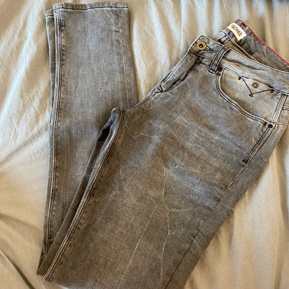 Hej! Nu säljer jag dessa jätte fina jeansen ifrån tommy hilfiger! Det är ett par gråa jeans som mycket sällan används och sitter jätte skönt och är väldigt stretchiga.. Jeans & Byxor.