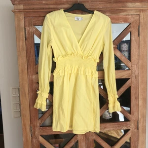 Gul klänning - Väldigt somrig fin klänning från NA-KD. Passar storlek S/M