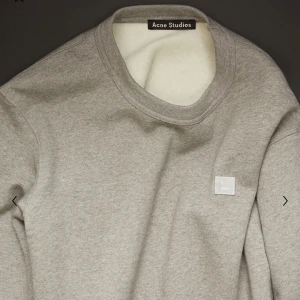 Acne sweatshirt - 🤍 Intressekoll 🤍 Får tyvärr inte så mycket användning av min Acne crew neck sweatshirt som jag hade hoppats på och funderar därför på att sälja den. Strl unisex XS. Passar mig som vanligtvis är S/M. Inköpt förra året men sparsamt använd i mycket bra skick. Kan såklart skicka egna bilder! Nypris 1900kr. Kom med bud, dock inga skambud! 