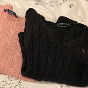 Ralph lauren tröjor - Stockade tröjor från Ralph lauren, använda ett fåtal gånger! Den rosa är i M och svarta v-ringade är i M. Passade mig när jag var S oxå!