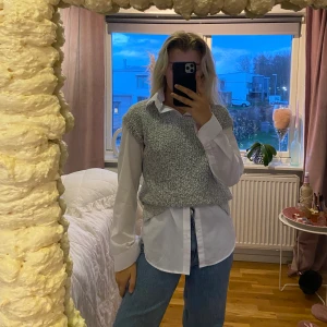 Stickad väst - Stickad väst från hm. Storlek xs men kan passa upp till storlek M 