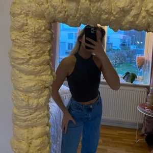 Mörkgrå croptop - mörkgrå croptop med lite krage från ginatricot. Storlek xs men passar även mig som har s 