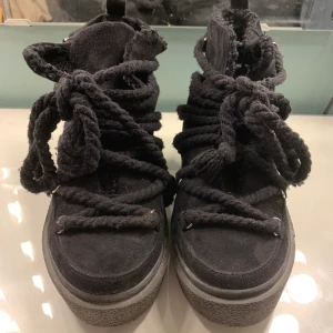 Teddy sneaker boots - Teddy sneaker boots från Nelly i storlek 36. Skorna är använda endast ett fåtal gånger och är därför i mycket gott skick. 