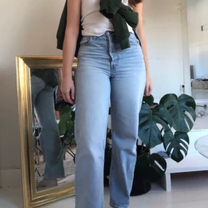 Levis ribcage jeans - Jag säljer mina ribcage straight Levis jeans i färgen Middle road - neutral. Säljes pga att de är stora i midjan. Har endast använt de fåtal gånger och de är i mycket bra skick. Originalpris 1199kr.