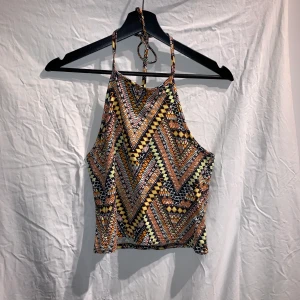 Linne - Coolt linne i orange gula färger med ett fint mönster. Den är häftig och det finns många styling möjligheter. Den säljs då den är för liten. 