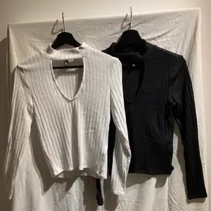 En svart och en vit tröja med urringning i Stl S.  Tröjorna är tunna och anses vara normal passform. endast använd få gånger och är i bra skick. Säljs då dom inte används