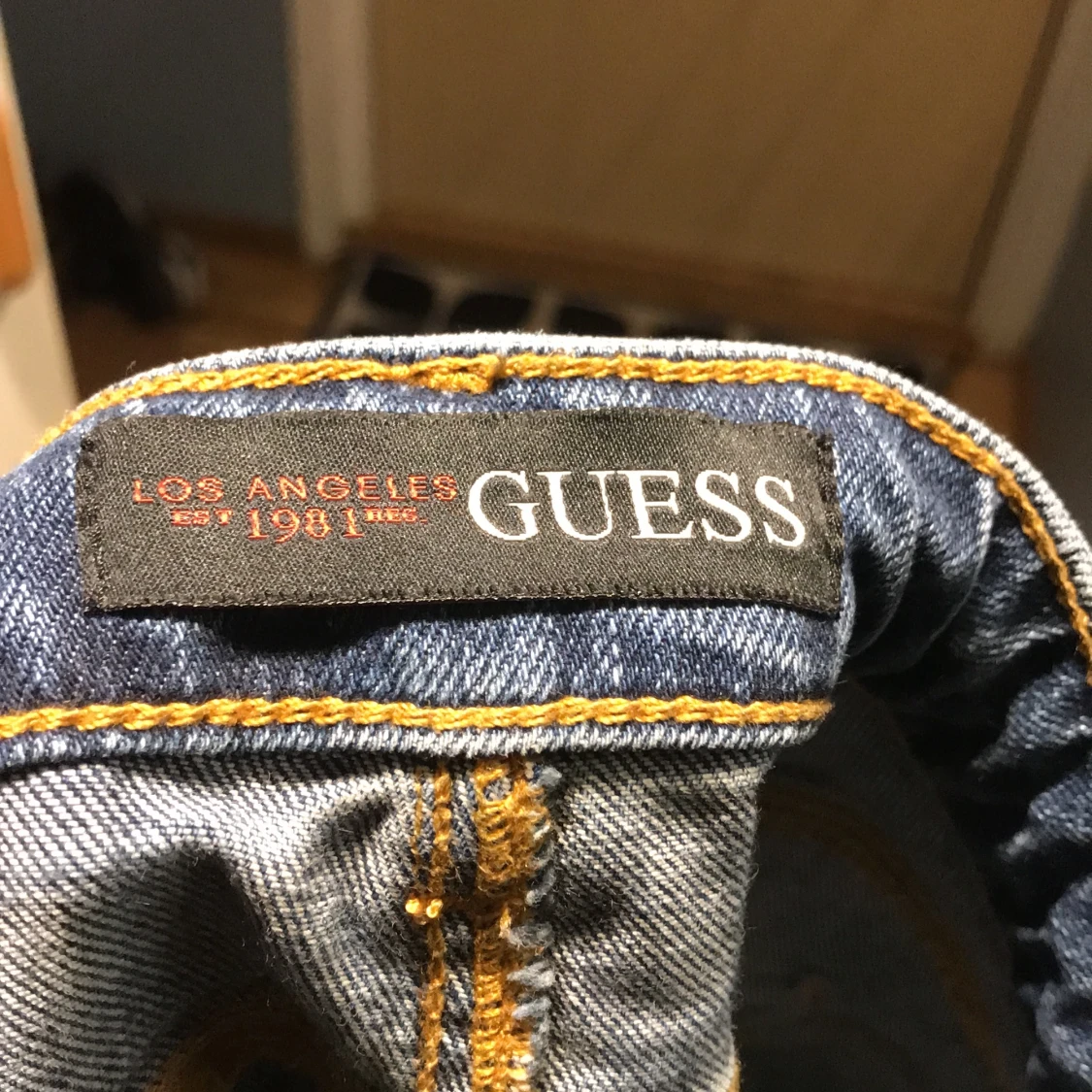 Guess byxor strl.26 säljer dom för att de är för små Nypris:1100kr budet börjar från 900kr är i nyskick - 91