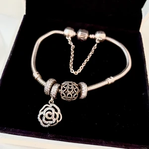 Pandora charm bracelet - Pandora armband som är använd väldigt lite. Säljer tillsamans med charms på bilden.  Storlek 15 på armbandet 
