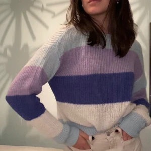 Blockrandig färgglad stickad! - Super fin färgglad stickad tröja som tyvärr är lite för stor för mig! Perfekt för att pigga upp vintern. Även bekväm!🧚🏼‍♀️