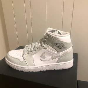 Jordan 1 White Shadow mid - Säljer dessa, 1800kr styck. Finns storlek 39 och 40. Alla paren är nya med kvitton. Skriv för fler bilder, frågor osv :)