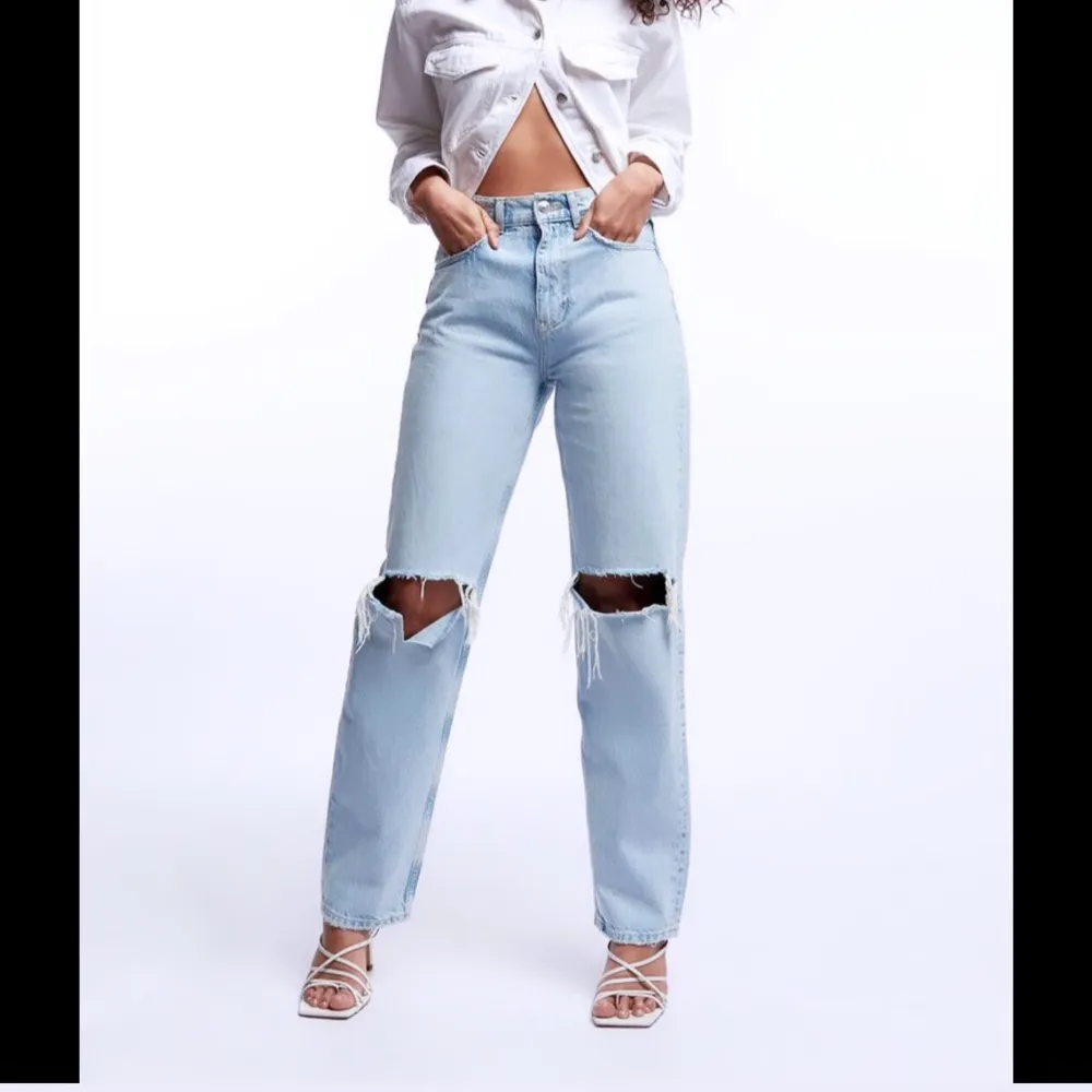 Säljer nu dessa trendiga jeans från Gina, då jag har många jeans och behöver bli av med några. Mycket bra skick, annvända några få gånger men skicket är som nya. Skriv för fler bilder. Köparen står för frakten💗 budning om många är intresserade. Jeans & Byxor.