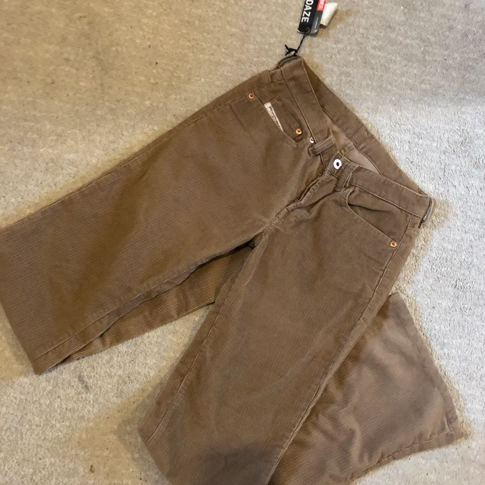 Diesel manchesterbyxor i en trevlig brun färg! Jättesköna byxor som sitter bra! . Jeans & Byxor.