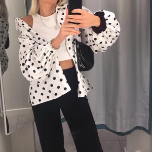 Prickig skjorta  - Super snygg prickig skjorta strl 38  passar allt från XS-M använd typ 3 gånger 🥰 köparen står för frakt 