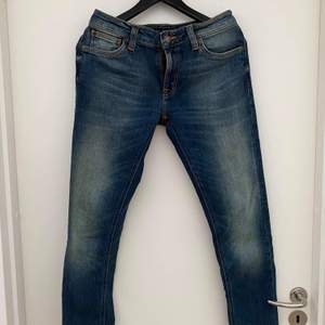 Nudie jeans i storlek W29 L34 men upplagda, innerbenslängd numera 72 cm. Aldrig tvättade och använda endast 2-3 gånger.