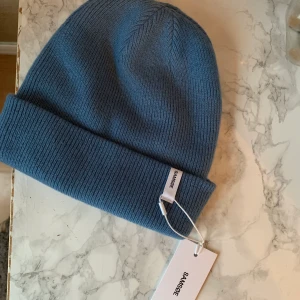 Samsoe  - Fin helt oanvänd mössa ifrån märket Samsoe, i en fin blå färg!