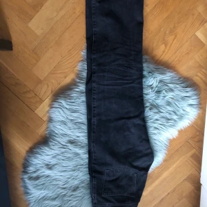 Row jeans från weekday - Stentvättade jeans från weekday i modellen row. Strl 28/32. Jätte fina!