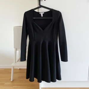 NELLY DRESS - En charmig svart klänning från Nelly som aldrig har använts pga för liten för mig vid bysten. Den är i strl S och är inköpt för 299. Påminner lite om 50-talet.