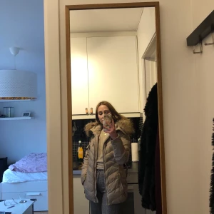 HOLLIES STOCKHOLM Vinter jacka - Köpte denna jacka för två år sen och knappt hunnit använda den! I och med bristande garderobsutrymme vill jag därför sälja den och hoppas att den kommer till användning för någon annan.  Beige medellång jacka från HOLLIES STOCKHOLM. Storlek: 36 Färg: beige, silver detaljer, mönstrad insida Nypris: ca 3500kr Mitt pris: 900kr  Finns i Uppsala, skicka går också (OBS mottagare står för porto!)