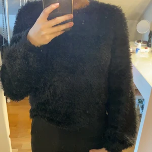 Tröja - Jättemysig och skön tröja i bra skick. Säljer för 30 kr. I storlek xs men passar en S:) 
