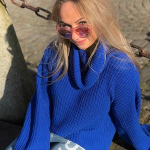 Blå tjocktröja - Lite nopprig, väl använd. Storleken är xxs men det är oversize så passar bra på mig som är xs.