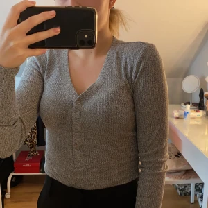 Långärmad tröja - Långärmad tröja ,använd ett fåtal gånger . Säljer för 30 kr. Storlek xs 
