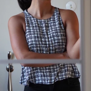 Zara Topp - Fräsch topp från Zara, bra skick då den knappt är använd! Pris 30kr + frakt. Har ni frågor är det bara att skriva:)