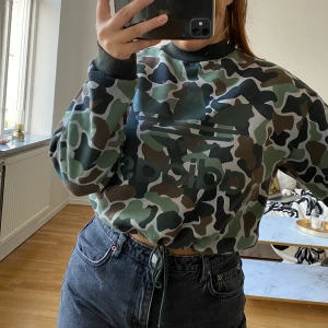 Sweatshirt från adidas - Militärmönstrad sweatshirt från Adidas med knytning längst ner. Storlek L men mer som en M. 