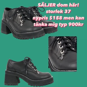 UNIF Jane shoe - supergulliga skor från unif! knappt använda men har ett skrapmärke i bak på klacken tyvärr (se sista bilden). sitter även ett jättegulligt litet silverhjärta med unifs logga på båda skorna. nypris är ca 1600kr men tar ett betydligt lägre pris pga den lilla skadan och behöver rensa min garderob 
