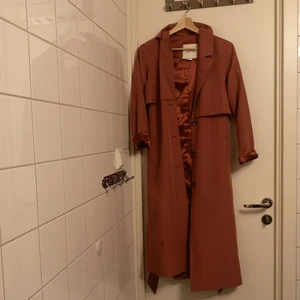 Kappa från monki xxs - Så fin kappa som jag aldrig använder. Fint skick förutom en fettfläck nere på höger sida som säkert går att få bort. Storlek xxs men passar också xs. 