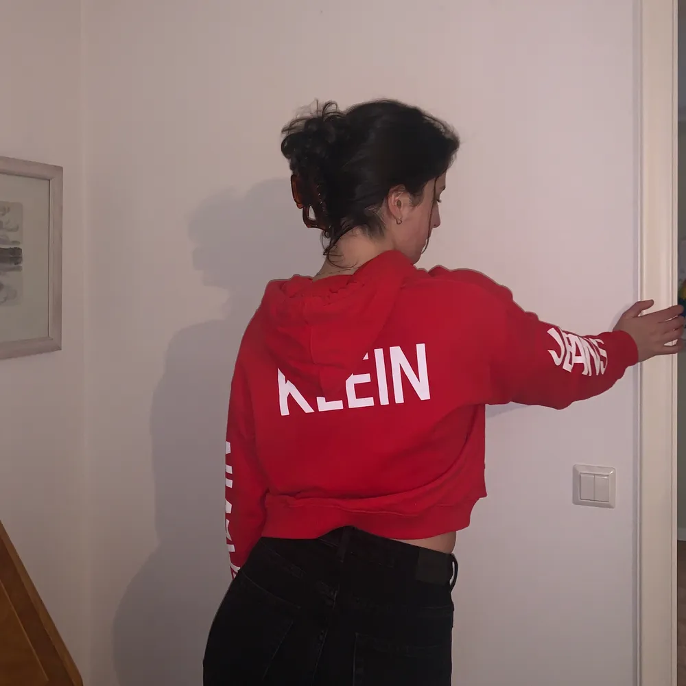 Säljer en röd hoodie från Calvin Klein i storlek M. Den är i jättebra skick, säljer på grund av att den inte kommer till användning <3 pris kan självklart diskuteras. Hoodies.