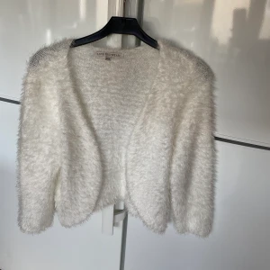 Mysig kofta - En supermysig vit kofta som är i nyskick. Storleken är som xs/s. Frakt tillkommer🦋💞