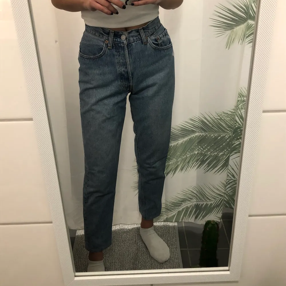 säljer nu ett par levi’s jeans, köpta på second hand!🧸 modell 901? med knappgylf. jag är normalt w24 eller XS, är 165cm🧸frakten ingår💌. Jeans & Byxor.