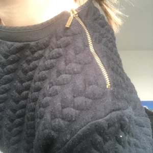 Svart tröja - FRAKT INGÅR INTE I PRISET!