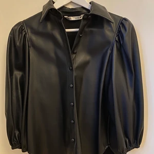 Zara skjorta  - Säljer denna superfina skjorta i skinn från Zara då den inte kommer till användning. Använd endast en gång så den är så gott som ny. Är i storlek XS men passar mig jättebra som vanligtvis bär S💕