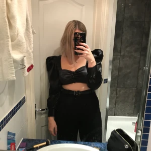 Festtopp  - Säljer denna snygga festtopp som tyvärr inte kommer till användning. Använd en gång så i gott skick. 