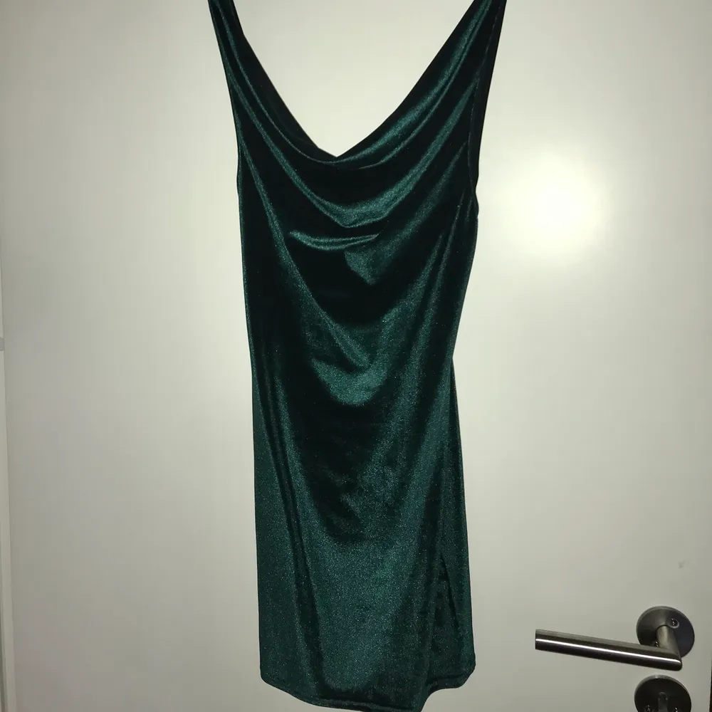 Grön sammets klänning från PrettyLittleThing i strl 36, men passar absolut en 34 då den sitter tight. Sitter så fint på men kommer tyvärr inte till användning hos mig. Använd endast en gång under några få timmar. Klänningar.