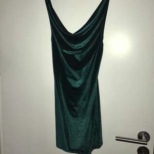 Grön sammets klänning från PrettyLittleThing i strl 36, men passar absolut en 34 då den sitter tight. Sitter så fint på men kommer tyvärr inte till användning hos mig. Använd endast en gång under några få timmar