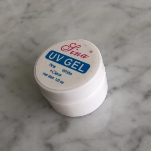 Clear UV Gel - Säljer denna genomskinliga nagelgelé🥰 Öppnad men inte använd. Så helt ok skick 👍🏻 