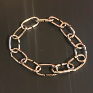 Kedja armband - Enkel snygg kedja att ha runt handleden. Omkretsen är 22 cm. Frakt är 11 kr. Buda i kommentarerna, startbud är 30 kr. Budgivning avslutas 15 november 😊