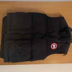 Canada Gxxse väst strl xs!  - 2 år gammal väst, använd sparsamt, väldigt bra skick fortfarande. Köptes som nu för ca 4800kr, kvittot har jag tyvärr tappat bort när jag flyttade. Den är äkta! Strl xs och säljer den för 1500kr, frakt tillkommer om den ska postas. 