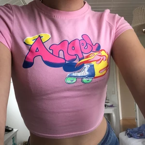 Angel babytee - Ascool rosa babytee.  Strlk M men skulle säga att den passar S.                                                           Frakten är 44kr :) 