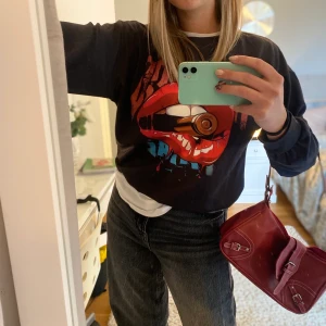 Cool sweatshirt  - Säljer denna coola sweatshirt. Säljes då den inte riktigt är min stil. Aldrig använd så nyskick, däremot ganska tunt material 