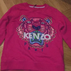 Rosa kenzo tröja - Nyskick kenzo tjocktröja, mörkrosa färg knappt använd. Säljer pga för liten för mig