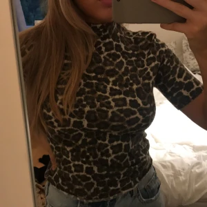 Leopard t-shirt zara - Väldigt skönt material